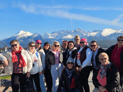 Uczestniczki Warsztatu Aktywizacji Zawodowej 29.09-07.10.2025, w Zakopanem. Za nimi w tle Tatry.