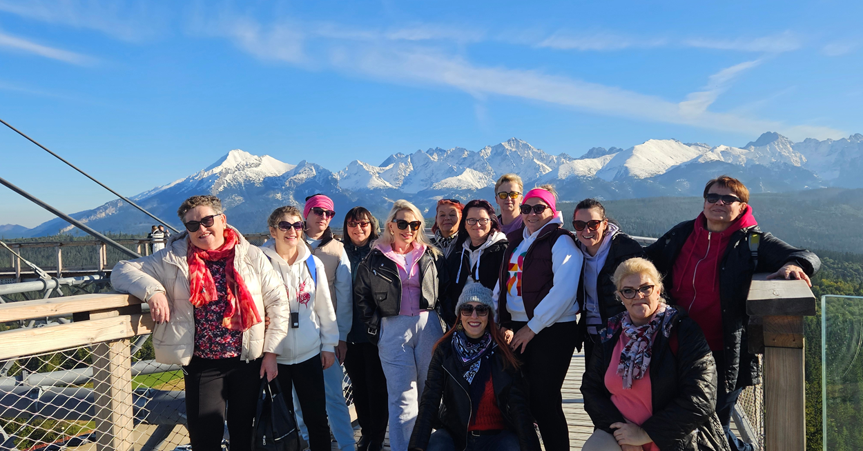 Uczestniczki Warsztatu Aktywizacji Zawodowej 29.09-07.10.2025, w Zakopanem. Za nimi w tle Tatry.