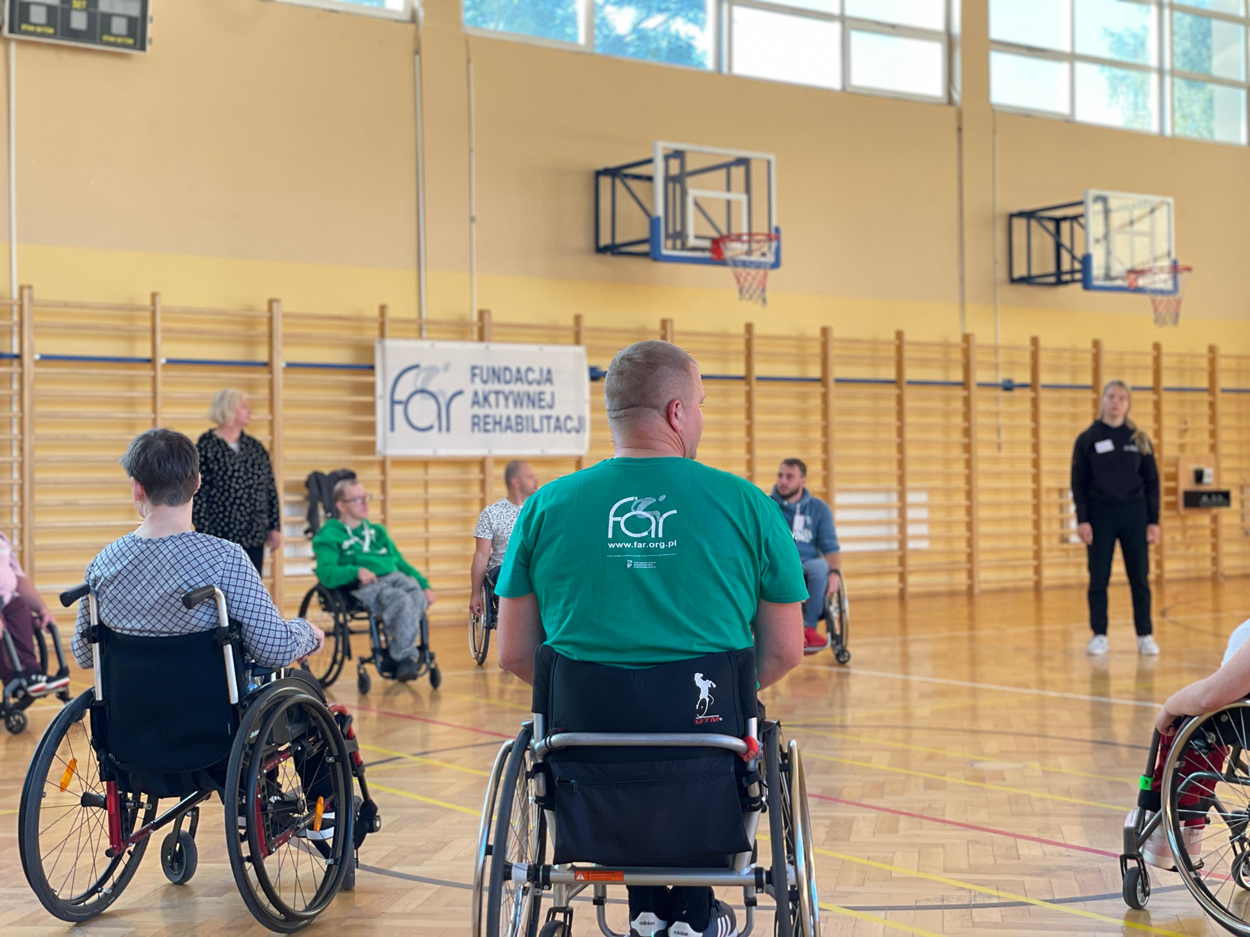 Uczestnicy Warsztatu Aktywizacji Zawodowej ćwiczą na sali gimnastycznej. Czudec 3-11.10.2025 r.