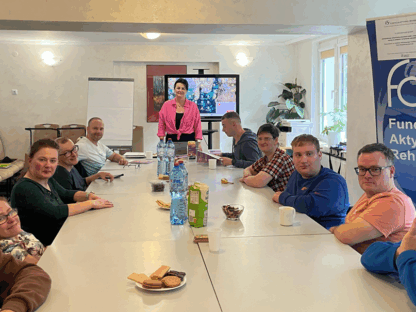 Uczestnicy Warsztatu Aktywizacji Zawodowej podczas zajęć z doradcą zawodowym. Czudec 3-11.10.2025 r.