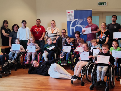 Warsztat Aktywnej Rehabilitacji dla dzieci w Warszawie, 24-26.10.22025 r. Dzieci uczestniczące w warsztacie wraz kadrą warsztatu.