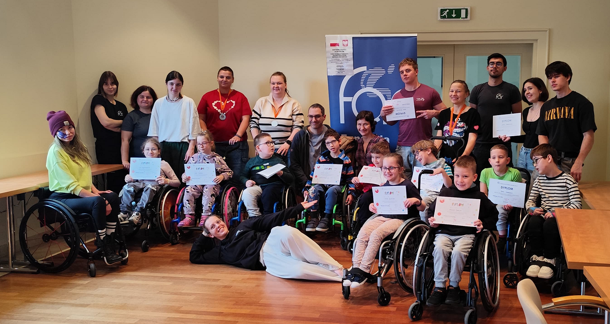 Warsztat Aktywnej Rehabilitacji dla dzieci w Warszawie, 24-26.10.22025 r. Dzieci uczestniczące w warsztacie wraz kadrą warsztatu.