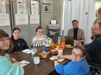 Uczestnicy Warsztatu Aktywnego Poszukiwania Pracy, podczas spotkania z doradcą zawodowym, Wejherowo 26.11.2025 r.