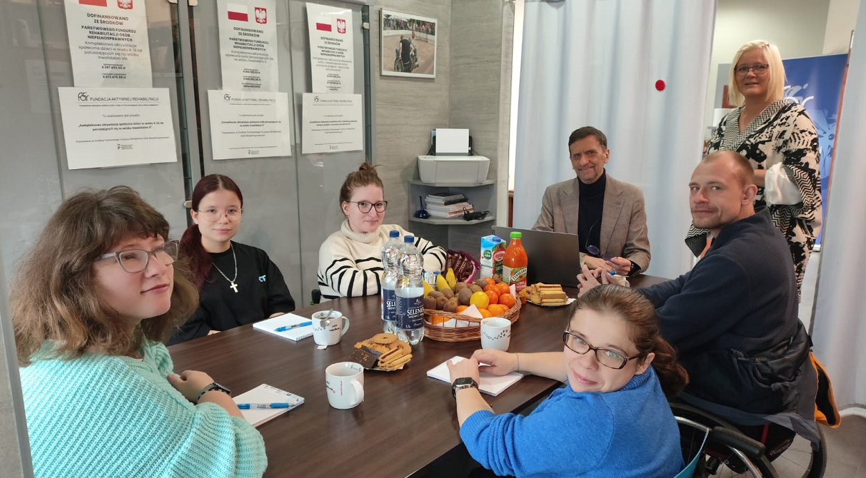 Uczestnicy Warsztatu Aktywnego Poszukiwania Pracy, podczas spotkania z doradcą zawodowym, Wejherowo 26.11.2025 r.