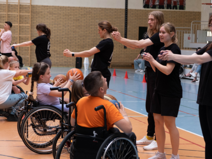 Nieoceniona pomoc wolontariuszy podczas zajęć Aktywnej Rehabilitacji.