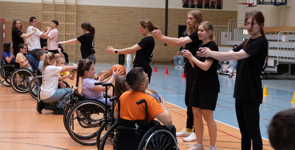 Nieoceniona pomoc wolontariuszy podczas zajęć Aktywnej Rehabilitacji.