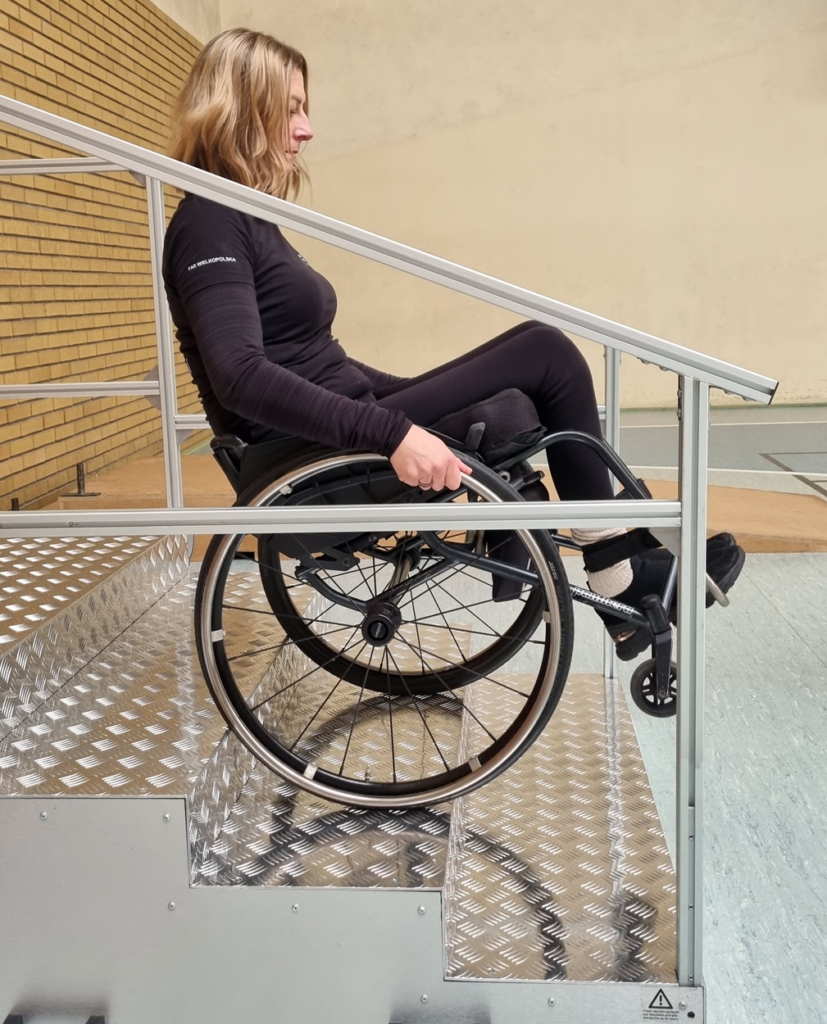 Technika jazdy na wózku, zjazd wózkiem po schodach.