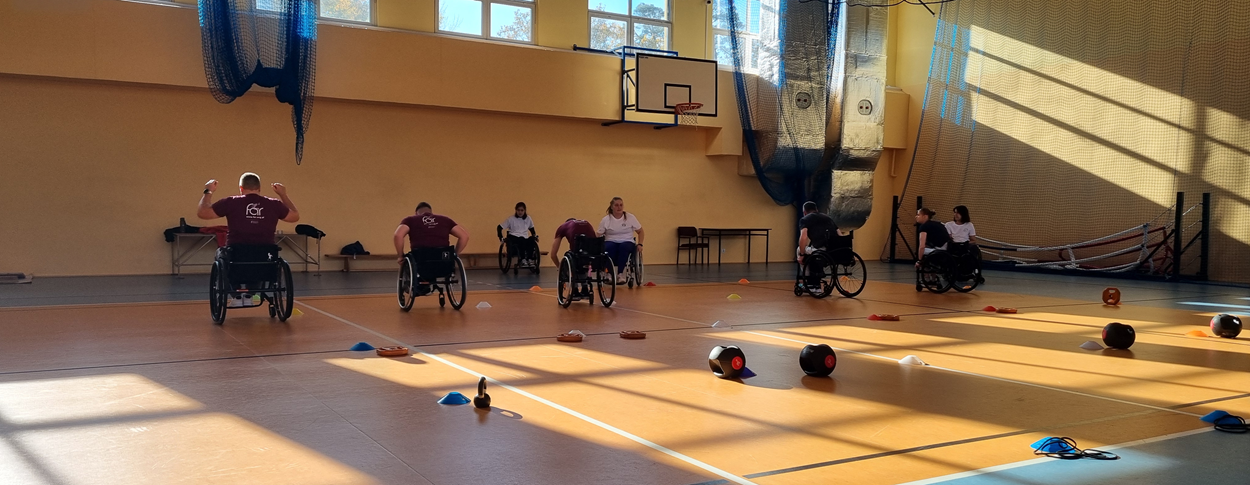 Uczestnicy obozu AR w trakcie treningu ogólnokondycyjnego na sali.