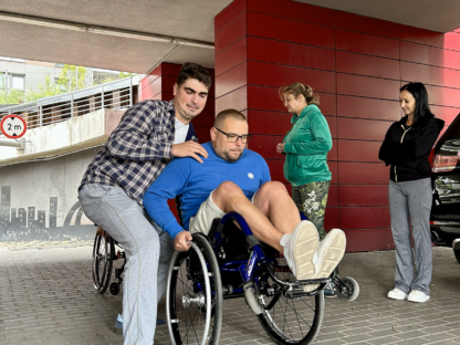 Ćwiczenia z techniki jazdy na wózku. Warsztaty dla dzieci i rodziców, Katowice 22-24.08.2025 r.