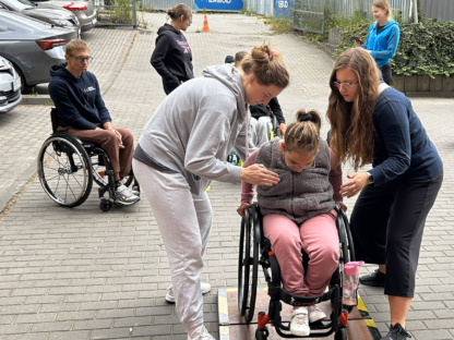 Ćwiczenia z techniki jazdy na wózku. Warsztaty dla dzieci i rodziców, Katowice 22-24.08.2025 r.