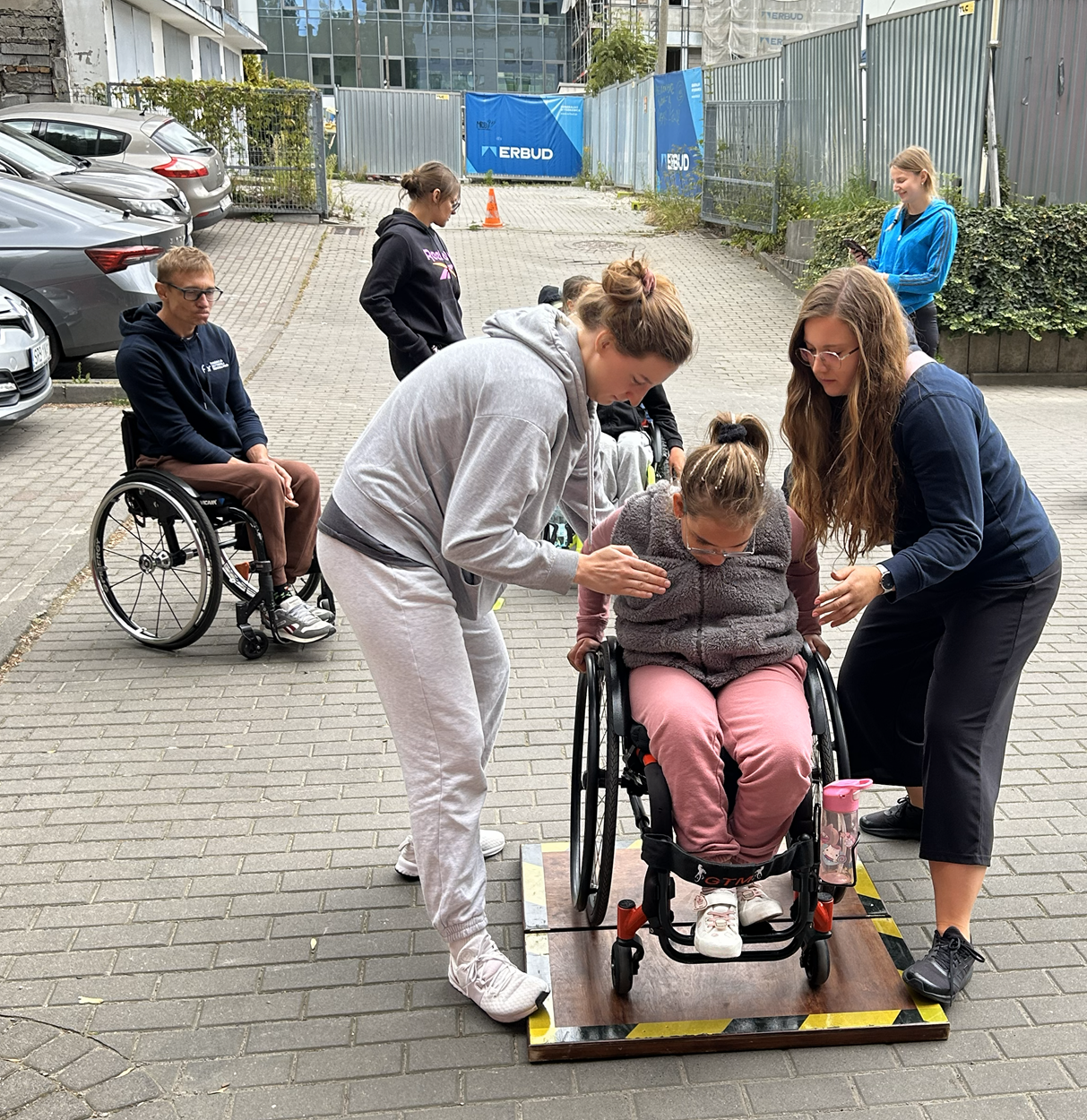 Ćwiczenia z techniki jazdy na wózku. Warsztaty dla dzieci i rodziców, Katowice 22-24.08.2025 r.