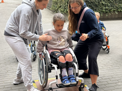 Ćwiczenia z techniki jazdy na wózku. Warsztaty dla dzieci i rodziców, Katowice 22-24.08.2025 r.