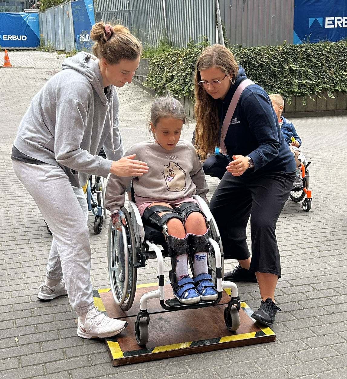 Ćwiczenia z techniki jazdy na wózku. Warsztaty dla dzieci i rodziców, Katowice 22-24.08.2025 r.