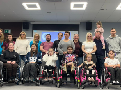 Wszyscy uczestnicy i kadra Warsztatu Aktywnej Rehabilitacji dla dzieci i rodziców w Zgierzu, 9-11.01.2026, na wspólnym zdjęciu.