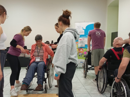 Warsztat Aktywnej Rehabilitascji we Wrocławiu, 14-16.1.2025 r. Uczestnicy podczas zajęć z techniki jazdy.