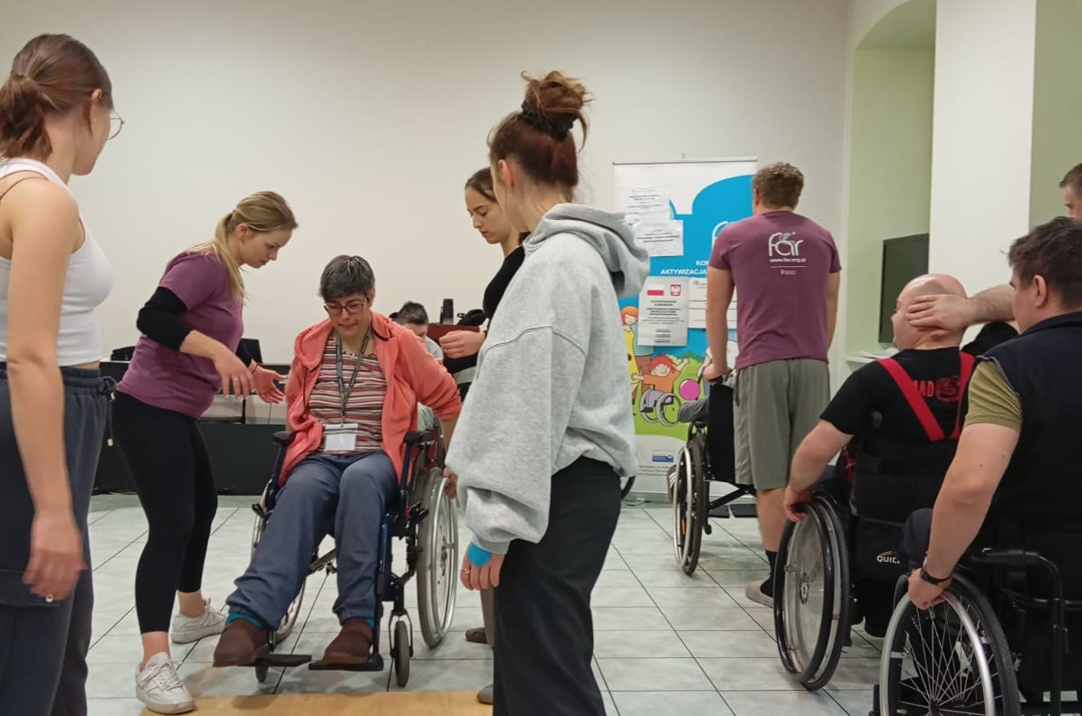 Warsztat Aktywnej Rehabilitascji we Wrocławiu, 14-16.1.2025 r. Uczestnicy podczas zajęć z techniki jazdy.