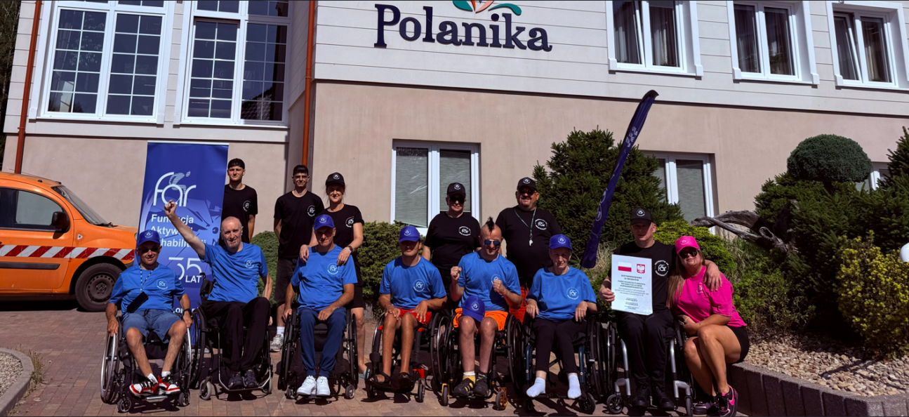 Uczestnicy i kadra Warsztatu Aktywnej Rehabilitaji w Chrustach 24-26.06.2026 r., przed ośrodkiem Polanika,