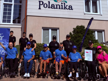 Uczestnicy i kadra Warsztatu Aktywnej Rehabilitaji w Chrustach 24-26.06.2026 r., przed ośrodkiem Polanika,