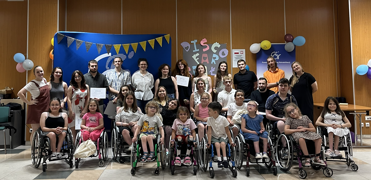 Uczestnicy i kadra obozu Aktywnej Rehabilotacji dla dzieci w Spale, 22.06-01.07.2026 r.