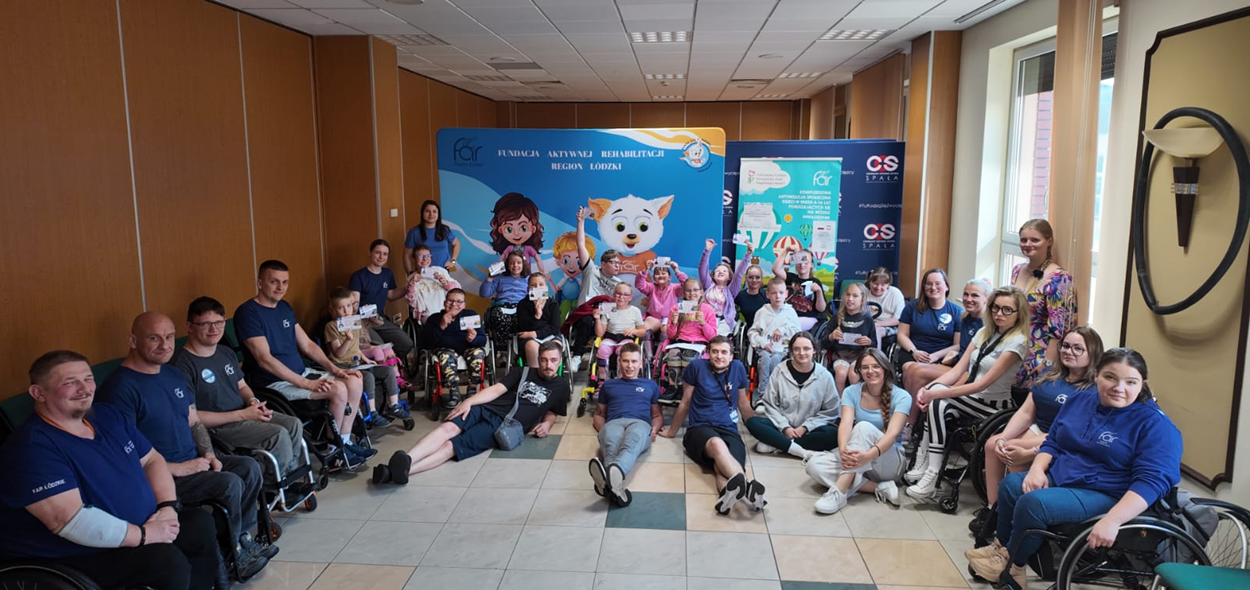 Uczestnicy i kadra obozu Aktywnej Rehabilitacji dla dzieci i młodzieży w Spale, 7-16.07.2026 r.