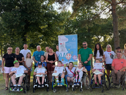 Uczestnicy Warsztatu Aktywnej Rehabilitacji dla dzieci i rodziców, Ostrów Mausz 14-16.08.2026 r.