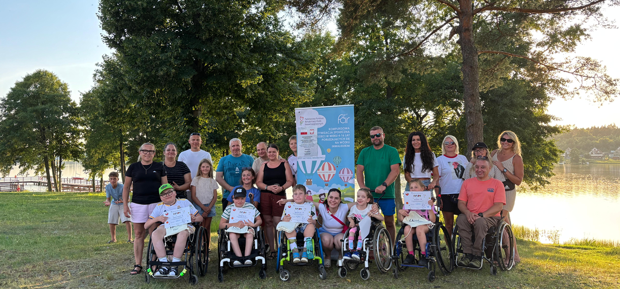 Uczestnicy Warsztatu Aktywnej Rehabilitacji dla dzieci i rodziców, Ostrów Mausz 14-16.08.2026 r.