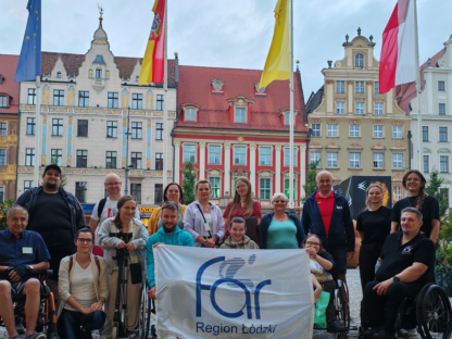 Uczestnicy i kadra Warsztatu Aktywnej Rehabilitacji zorganizowanego przez Regionu Łódzki FAR, na rynku we Wrocławiu, 31.07-08-08.2026 r.