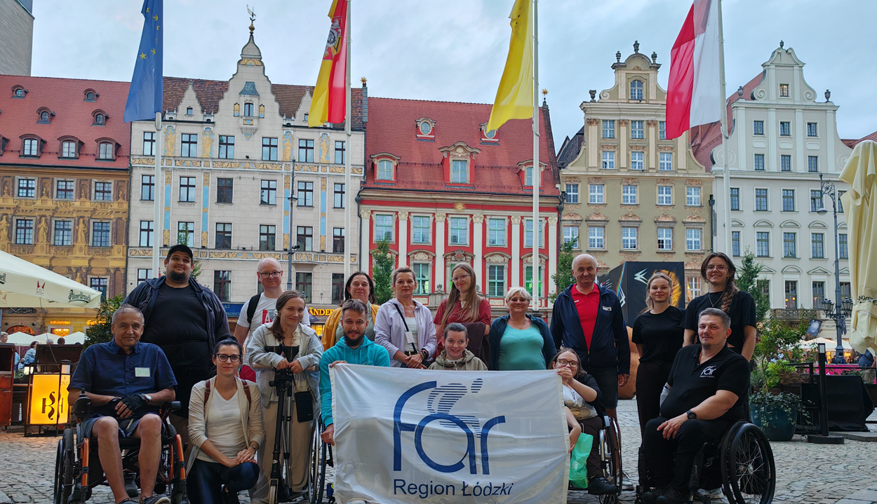 Uczestnicy i kadra Warsztatu Aktywnej Rehabilitacji zorganizowanego przez Regionu Łódzki FAR, na rynku we Wrocławiu, 31.07-08-08.2026 r.