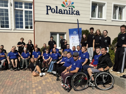 Uczestnicy i kadra Obozu Aktywnej Rehabilitacji, 26.08-06-09.2026, przed wejściem do Ośrodka Rehabilitacyjnego Polanika w Chrustach.