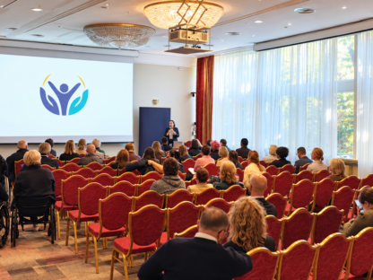 Konferencja z prezentacją i publicznością